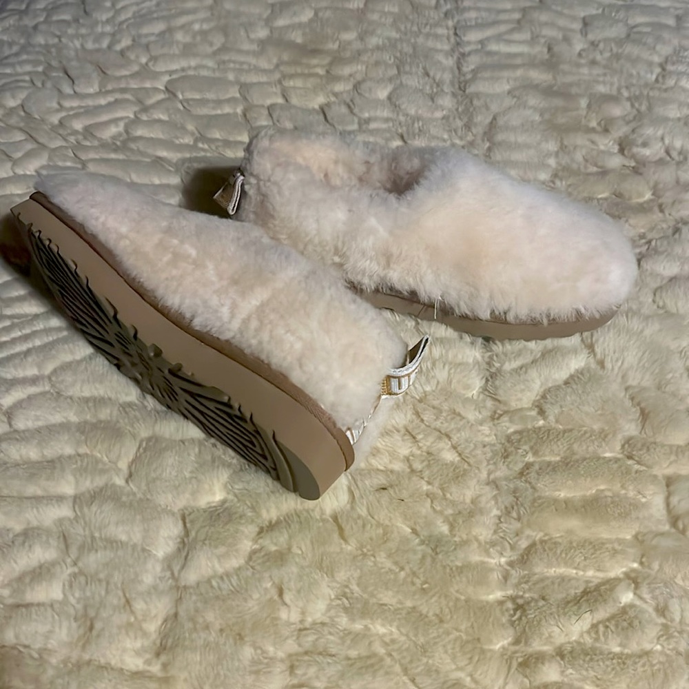 NWOT Ugg slippers Size true 6 but size 7 tag